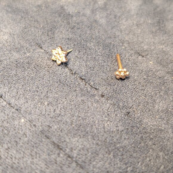 ***SOLD*** Diamond Flower Threaded Stud Earring Rose Gold 4.5mm MSRP $610 - Picture 4 of 9